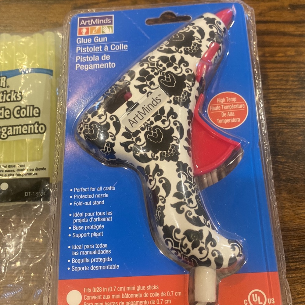 Artminds high temp glue gun with glue sticks - Picture 2 of 3